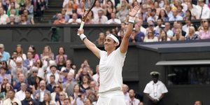 Η Ονς Ζαμπέρ πανηγυρίζει την πρόκριση στον τελικό του Wimbledon