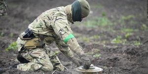 Ουκρανός στρατιώτης τοποθετεί νάρκη