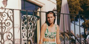 γυναίκα με παντελόνι και σανδάλια