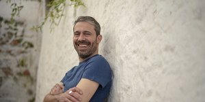 παπακωστας πλάτη στον τοίχο
