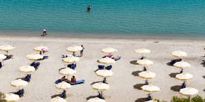 παραλια λευκες κιτρινες ομπρελες