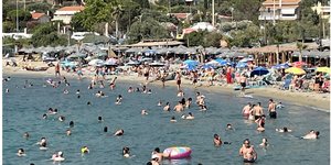 Το αδιαχώρητο στις παραλίες της Αττικής