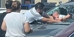 Πατέρας έσπασε το παρμπρίζ του αυτοκινήτου για να σώσει το παιδί του