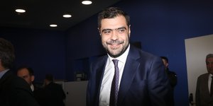 Ο Παύλος Μαρινάκης χαμογελαστός