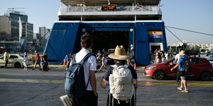 Κίνηση στο Λιμάνι του Πειραιά, οι αδειούχοι φεύγουν από την Αθήνα