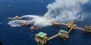 Επιχείρηση πυρόσβεσης στην εξέδρα πετρελαίου της Pemex στον Κόλπο του Μεξικό