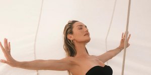 Γυναίκα με ολόσωμο μαγιό
