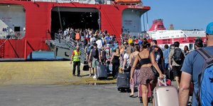 Επιβάτες επιβιβάζονται σε πλοίο για να πάνε διακοπές 
