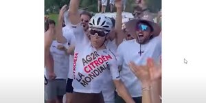 Ποδηλάτης χορεύει με φιλάθλους στο Tour de France