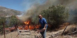 Πολίτης προσπαθεί να σβήσει τη φωτιά