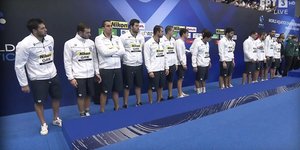 Η ομάδα πόλο ανδρών έτοιμη να παραλάβει το αργυρό μετάλλιο / ΕΡΤ, Screenshot