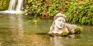 Σε κοντινή απόσταση από την Αθήνα υπάρχει ένα ποτάμι από το οποίο ξεπροβάλλει το άγαλμα μιας γυναίκας -