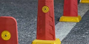 Διαχωριστικά με ανακλαστήρες 