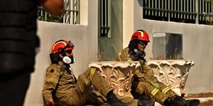 Η συγκλονιστική εικόνα με τους εξουθενωμένους πυροσβέστες