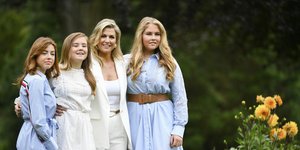 H βασίλισσα Μάξιμα με τις κόρες της