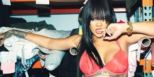 H Rihanna με κόκκινα εσώρουχα
