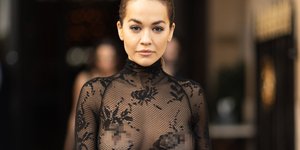 Η Ρίτα Όρα με διάφανο δαντελένιο φόρεμα