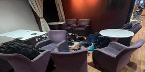 Πυροσβέστες κοιμούνται στο πάτωμα πλοίου επιστρέφοντας μετά την μάχη με τις φλόγες στη Ρόδο / Φωτογραφία: Facebook
