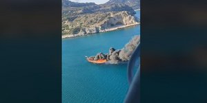 Τουριστικό πλοίο κάηκε ολοσχερώς στη Ρόδο