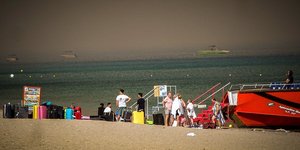 Τουρίστες με τις αποσκευές τους σε παραλία της Ρόδου