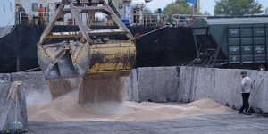 Εργάτες φορτώνουν σιτηρά 