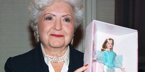 Η Ruth Handler, συνιδρυτής της Mattel Toys Inc. και δημιουργός της κούκλας Barbie