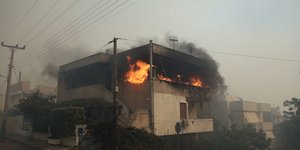 Σπίτι στις φλόγες στη μεγάλη φωτιά στη Σαρωνίδα