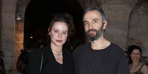 Μια θεατρική έξοδο έκανε ο Αρης Σερβετάλης συνοδευόμενος από τη σύζυγό του, Εφη Μπίρμπα.