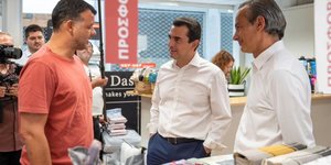 Ο υπουργός Ανάπτυξης Κώστας Σκρέκας κατά την διάρκεια επίσκεψής του σε εμπορικά καταστήματα κατά την πρεμιέρα των θερινών εκπτώσεων / Φωτογραφία: ΑΠΕ-ΜΠΕ