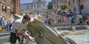 σκυλος δροσιζεται σε βρυση