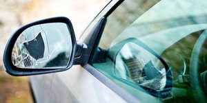 Σπασμένος καθρέπτης αυτοκινήτου