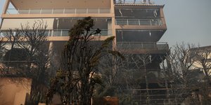 Σπίτι καμμένο στη Σαρωνίδα