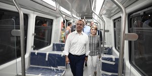 Ο Χρήστος Σταϊκούρας με την Κ. Αλεξοπούλου σε βαγόνι του μετρό Θεσσαλονίκης