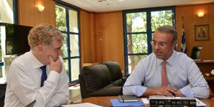 Ο Χρήστος Σταϊκούρας συνομιλεί με τον Μάριο Νάβα