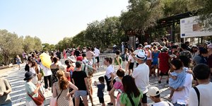 Στην είσοδο για την Ακρόπολη