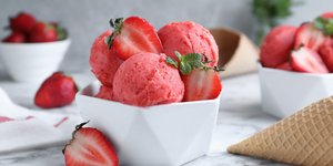 Δροσερό παγωτό με γεύση φράουλα