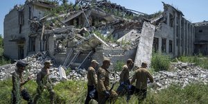 Στρατιώτες μεταφέρουν πτώμα