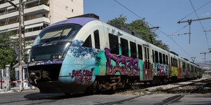 Ακινητοποιημένη αμαξοστοιχία στις γραμμές του τρένου