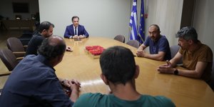 Συνάντηση του Άδωνι Γεωργιάδη με εργαζομένους, με επίκεντρο τα μέτρα ενόψει καύσωνα