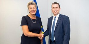 Συνάντηση του Δημήτρη Καιρίδη με την Ίλβα Γιόχανσον για το μεταναστευτικό