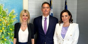 Συνάντηση της Όλγας Κεφαλογιάννη με τον Αλέξανδρο Βασιλικό, παρουσία της Έλενας Ράπτη, με αντικείμενο τον ελληνικό τουρισμό