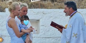 Ελενα Χριστοπούλου και Τάμτα βάπτισαν μαζί ένα αγοράκι στη Σέριφο
