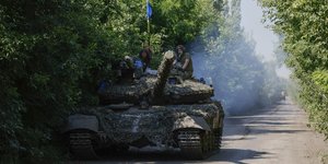 Τανκς με Ουκρανούς στρατιώτες