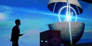 Ένας ομιλητής περπατά στο βήμα κατά τη διάρκεια μιας συνεδρίας για το Παγκόσμιο Συνέδριο Τεχνητής Νοημοσύνης 2023 που πραγματοποιήθηκε στη Σαγκάη, Πέμπτη 6 Ιουλίου 2023