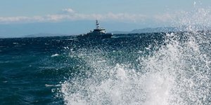 Κύμα μπροστά από σκάφος του Λιμενικού