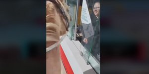 Σάρωσε στο TikTok γυναίκα που πήγε να πάρει McDonald's πάνω σε άλογο