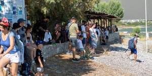 Ρόδος: Οι Αρχές απεγκλώβισαν δια θαλάσσης 2.500 άτομα από τις περιοχές Γεννάδι και Κιοτάρι