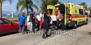 Ασθενοφόρο περισυλλέγει τραυματία στα Καμένα Βούρλα