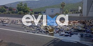 Γέμισε χλωρίνες ο δρόμος μετά από τροχαίο με νταλίκες στην Ε.Ο. Αθηνών-Λαμίας