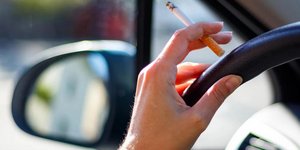 Τσιγάρο στο αυτοκίνητο